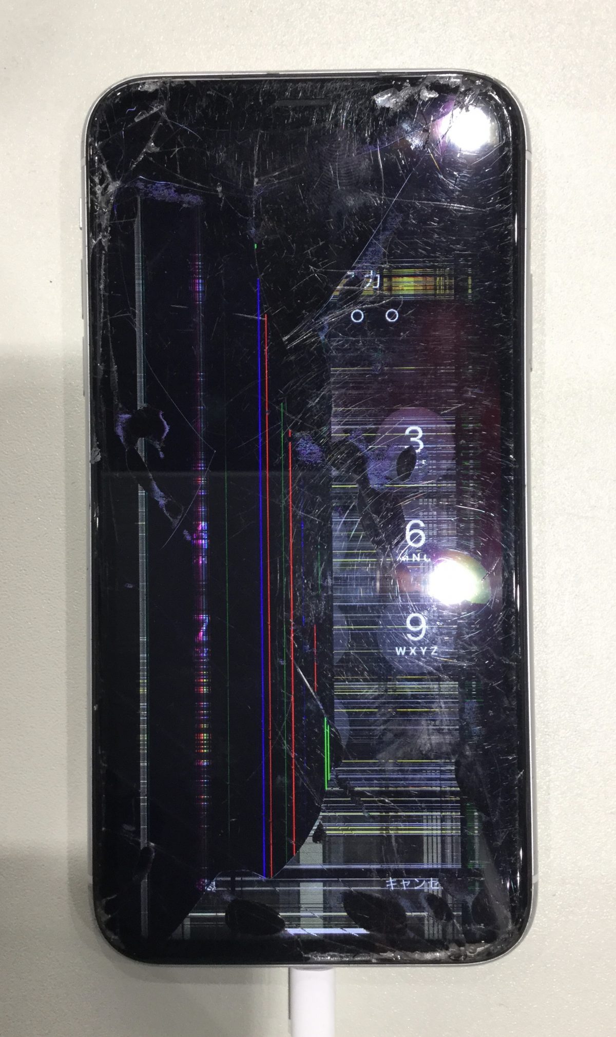 iPhoneXR 画面が割れて半分以上うつらなくなっていても修理できます