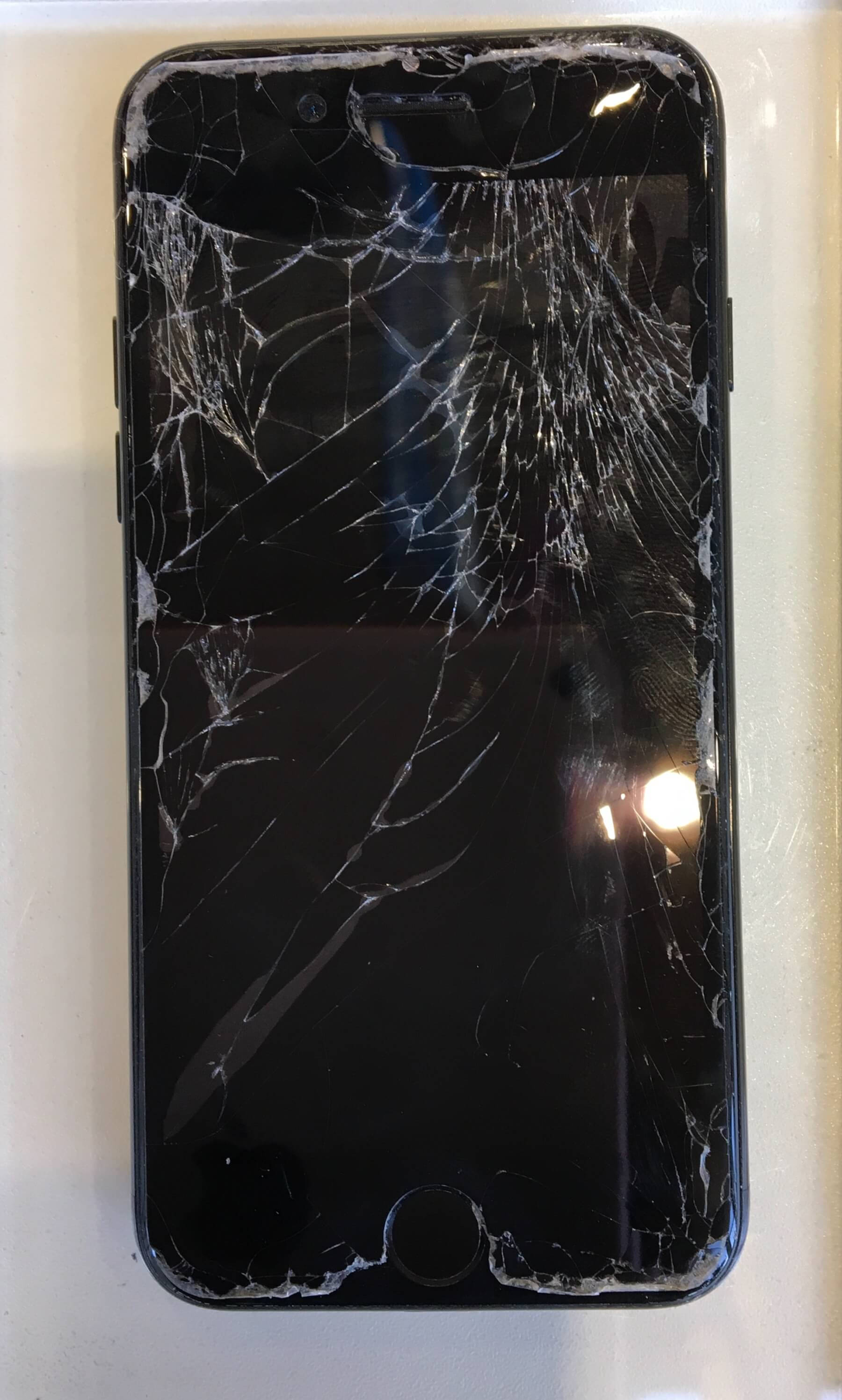 車にひかれた？！iPhone7の画面交換