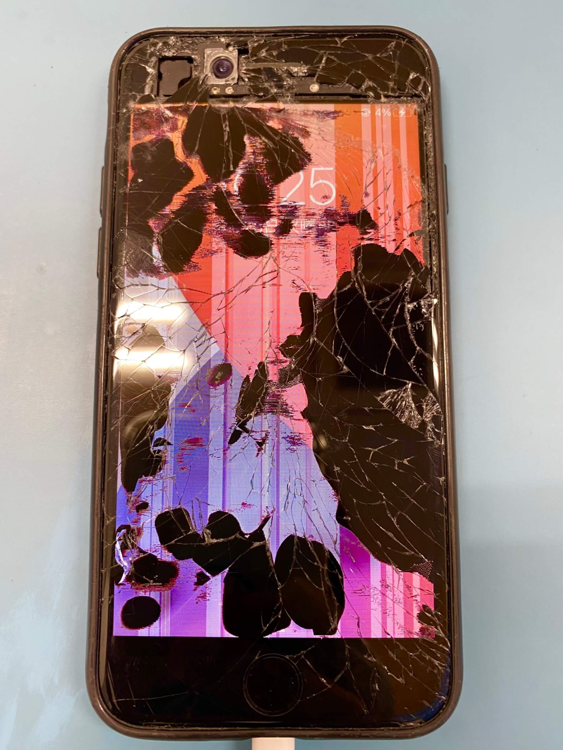 iPhone8 画面割れ・液晶漏れ　修理