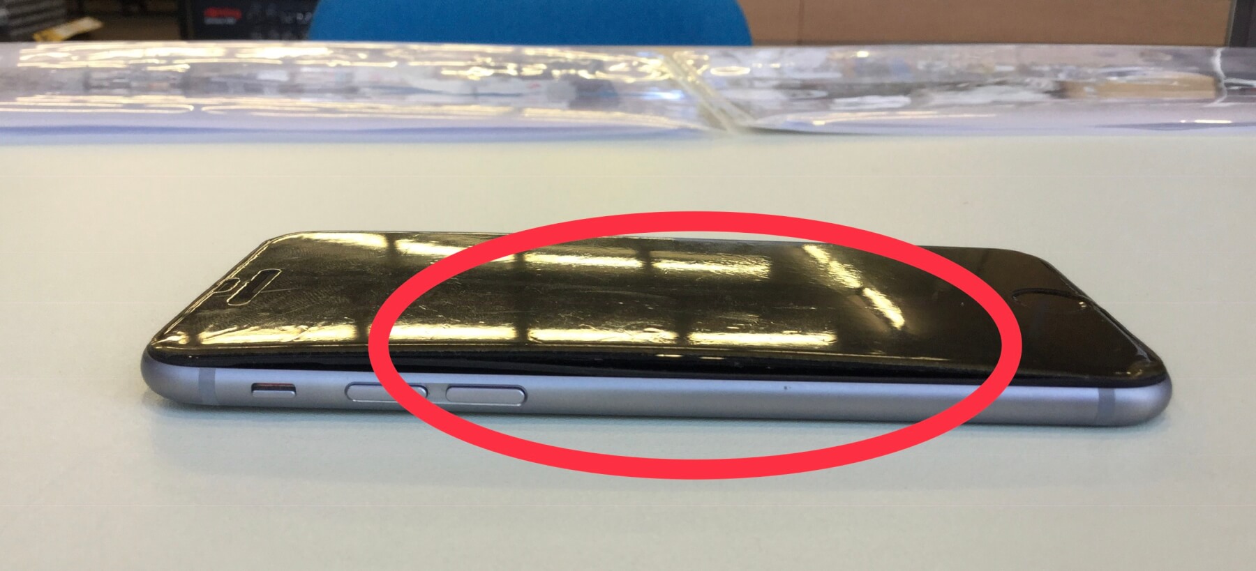 バッテリーが膨らんで画面が浮いてしまったiPhone6