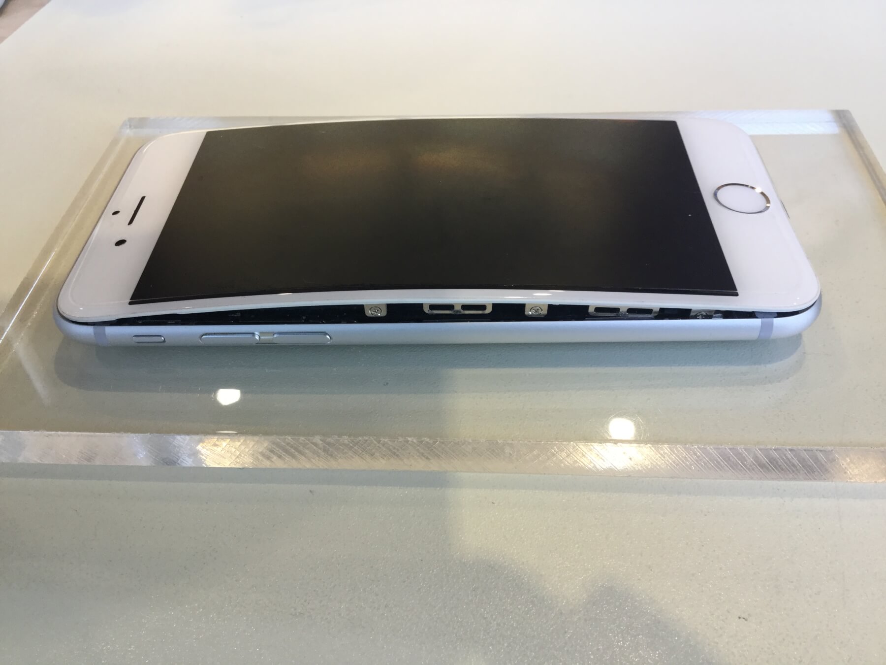 バッテリー膨張により隙間ができたiPhone6