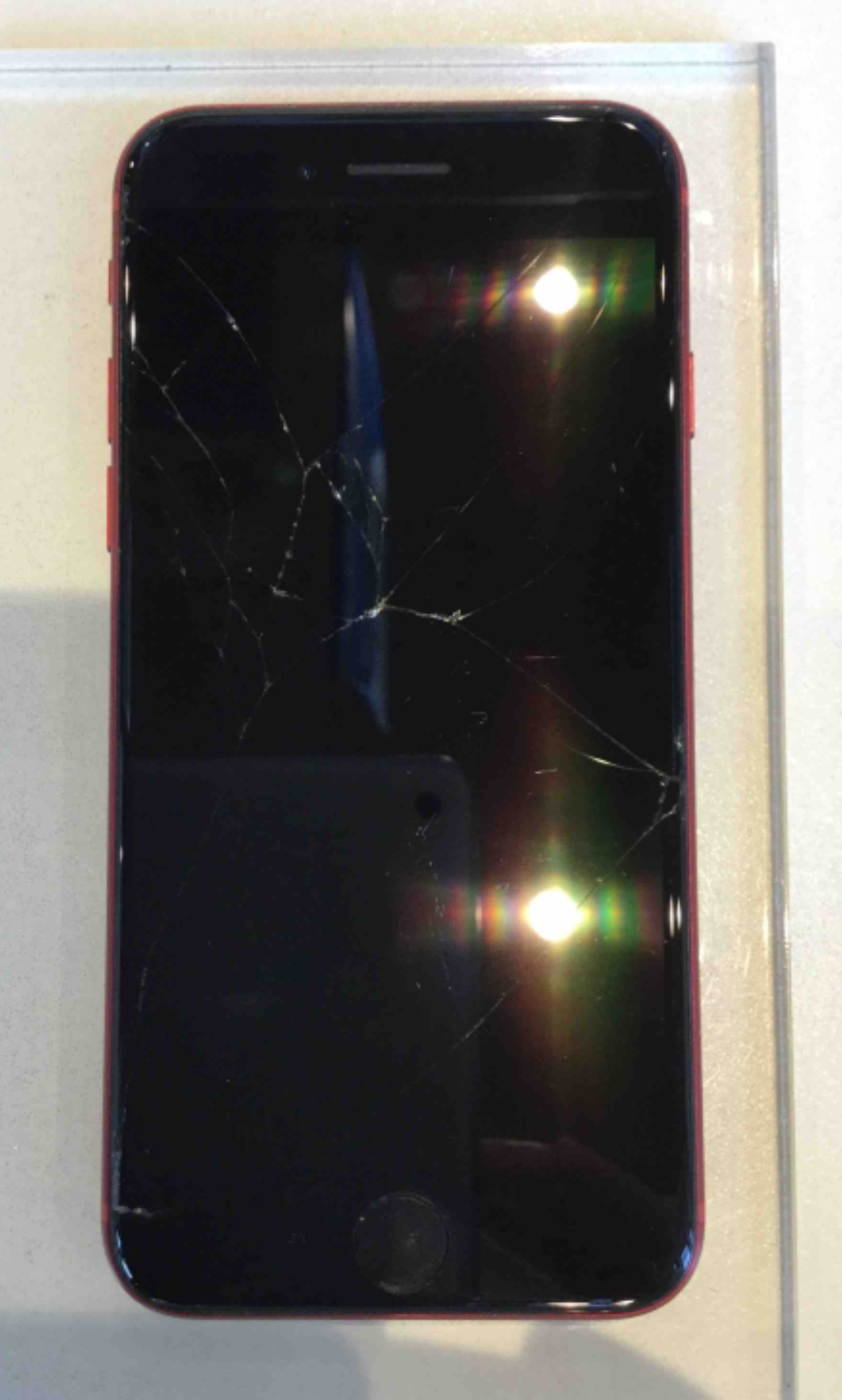 iPhone8の画面が割れて何もうつらなくなっても修理できます