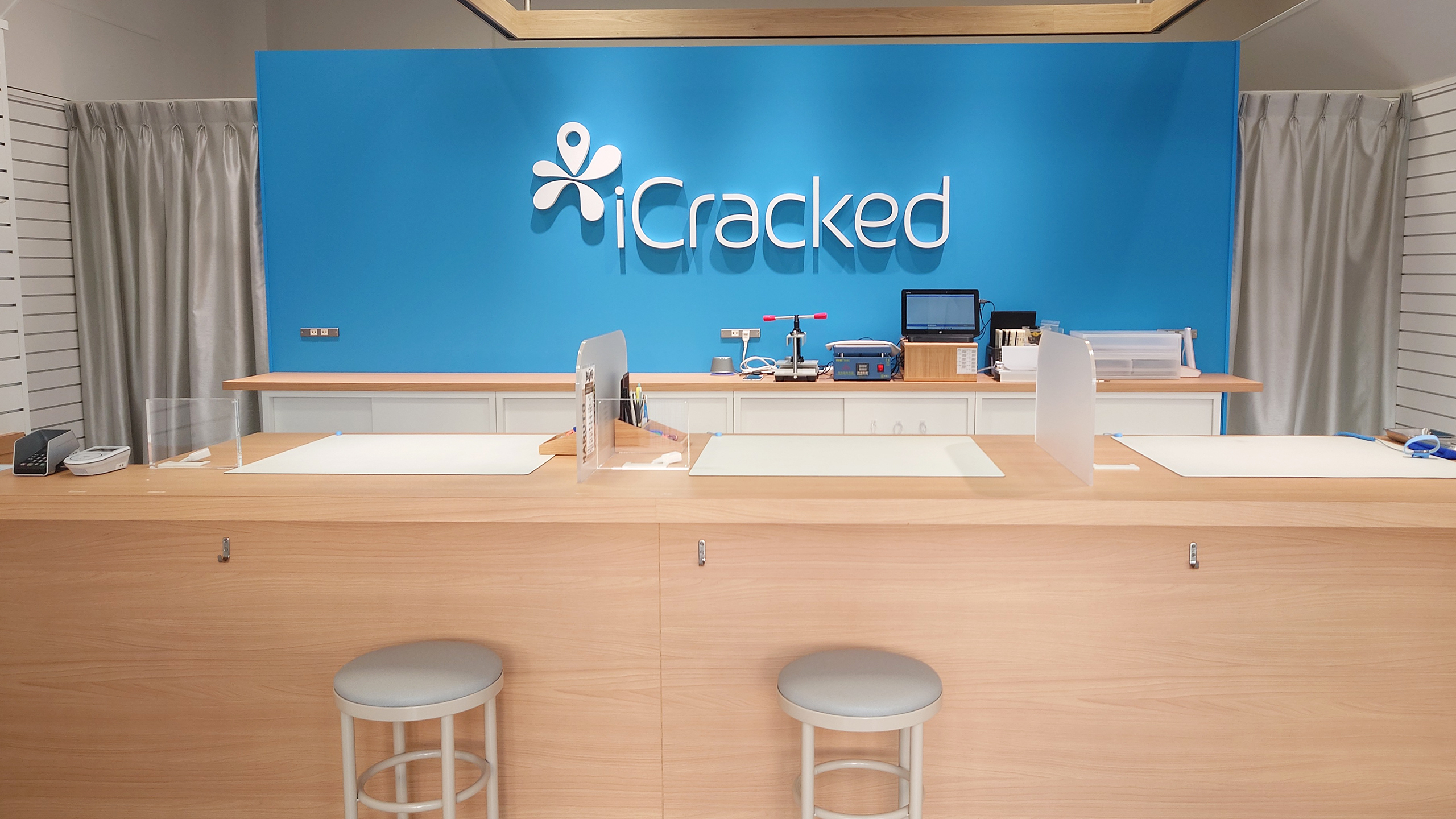 iCracked Store みのおキューズモールの店舗画像