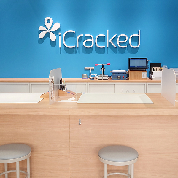 iCracked Store みのおキューズモール