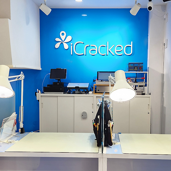 iCracked Store 浦和