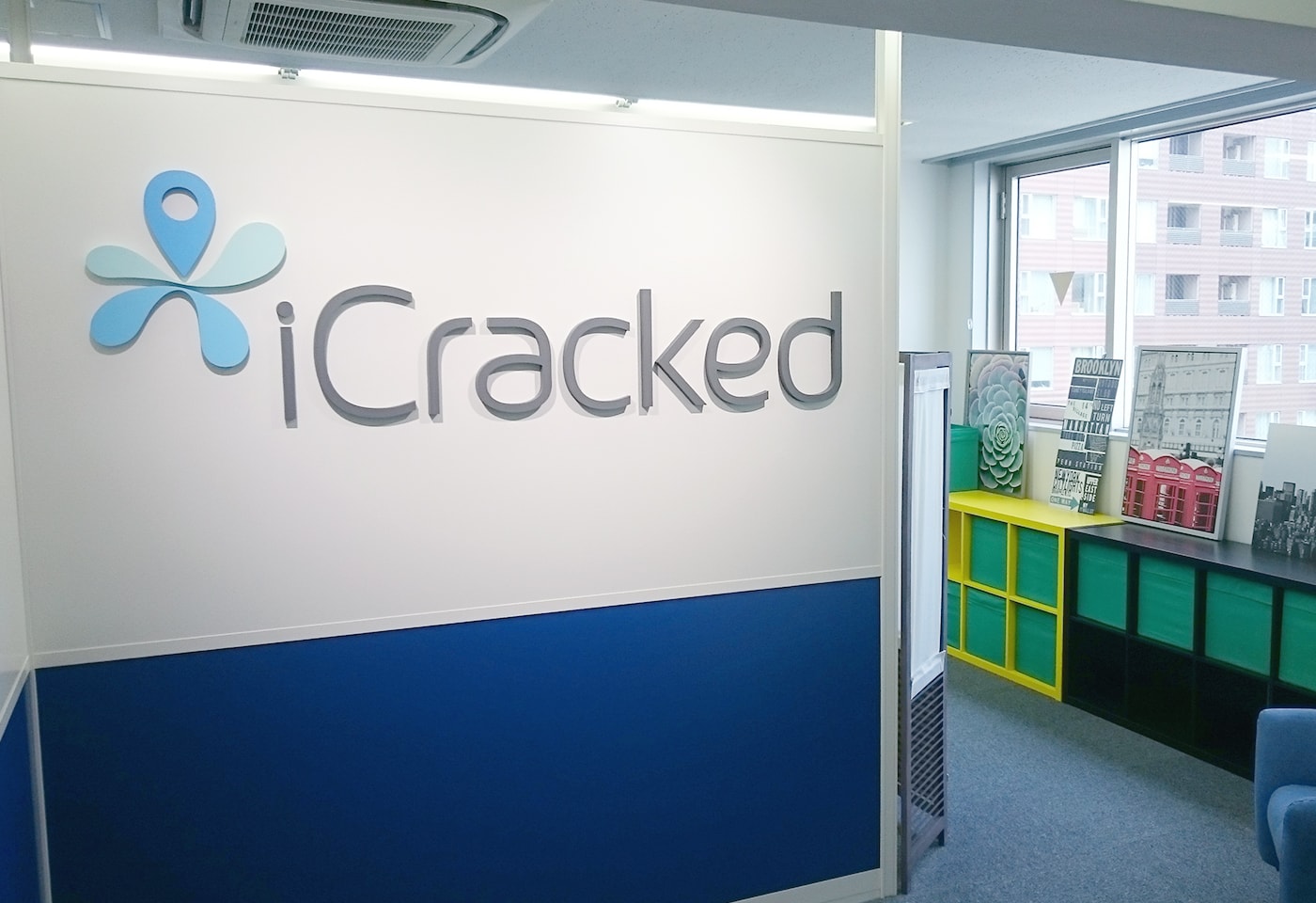 入口で「iCrackedロゴ」がお出迎え